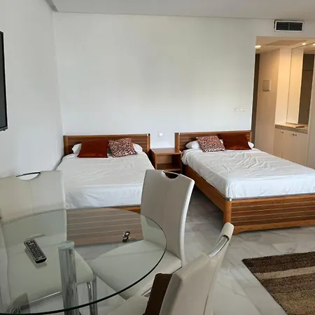 Estudio En Occidental De Puerto Banus Марбелья