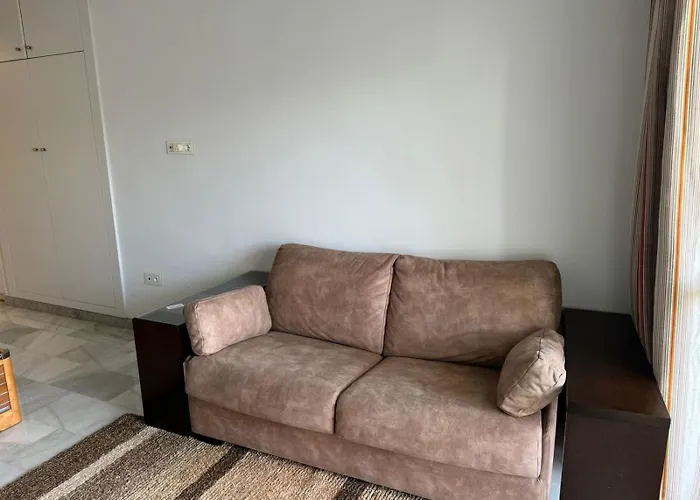 Estudio En Occidental De Puerto Banus Марбелья